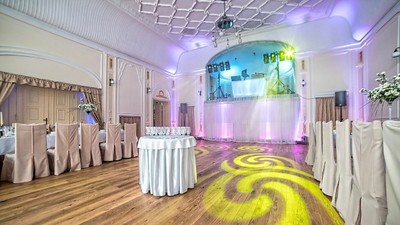 Wystrój sali weselnej – wynająć firmę czy dekorować samodzielnie?